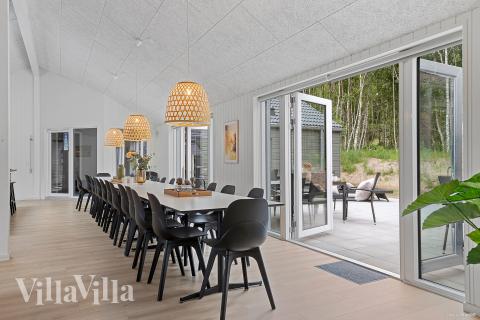 Det stora ljusa vardagsrummet i lyxstuga nr 828 för 26.