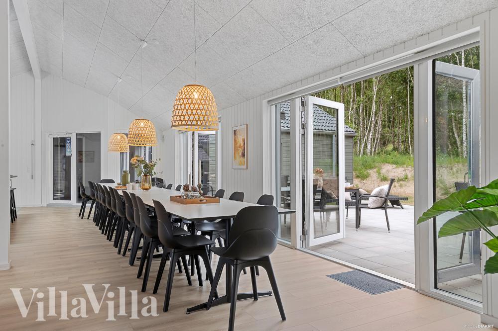 Det stora ljusa vardagsrummet i lyxstuga nr 828 för 26.