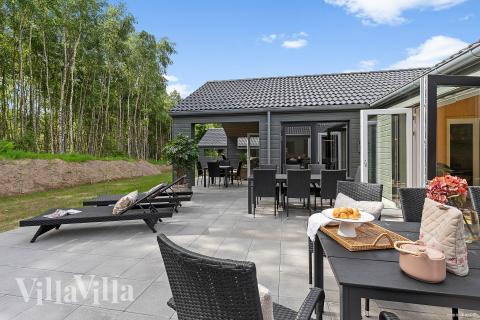 Njut av en grillkväll på terrassen i lyxstuga nr 828 i Østjylland