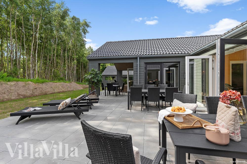 Njut av en grillkväll på terrassen i lyxstuga nr 828 i Østjylland
