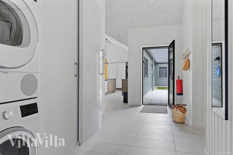 Den rymliga entrén i lyxstuga nr 828 i Østjylland