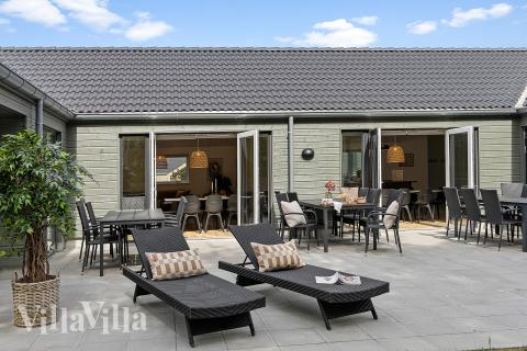 På terrassen i sommarhus nr 828 finns det plats för upp till 26 gäster.
