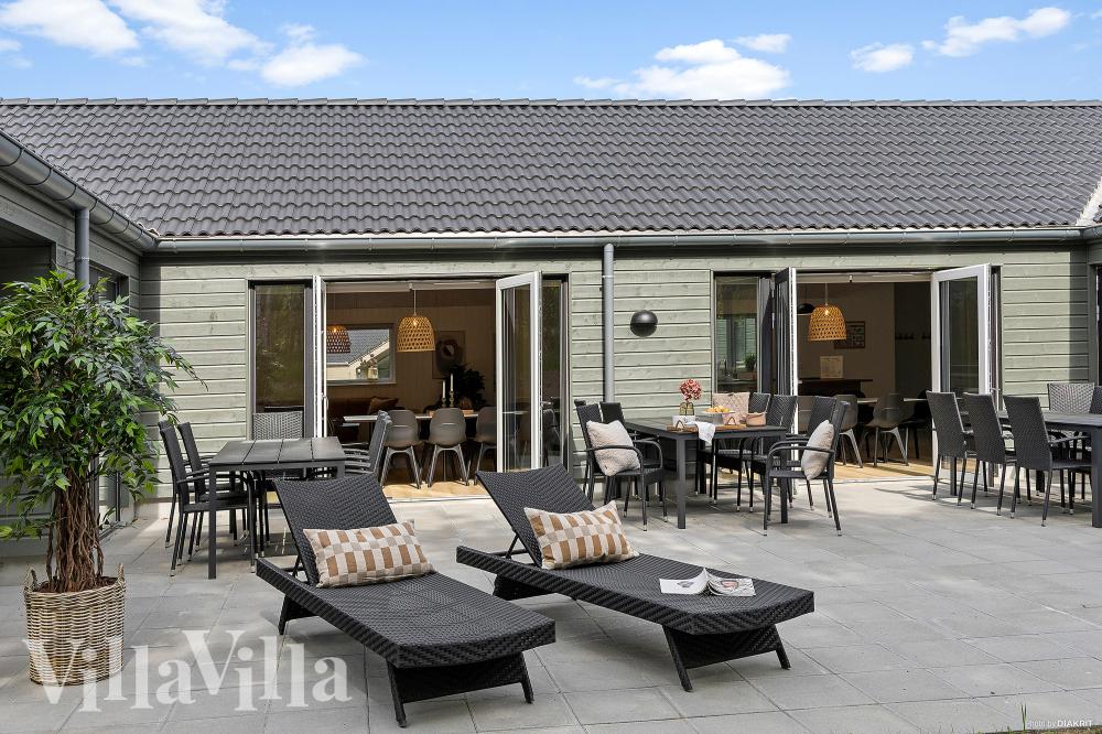 På terrassen i sommarhus nr 828 finns det plats för upp till 26 gäster.