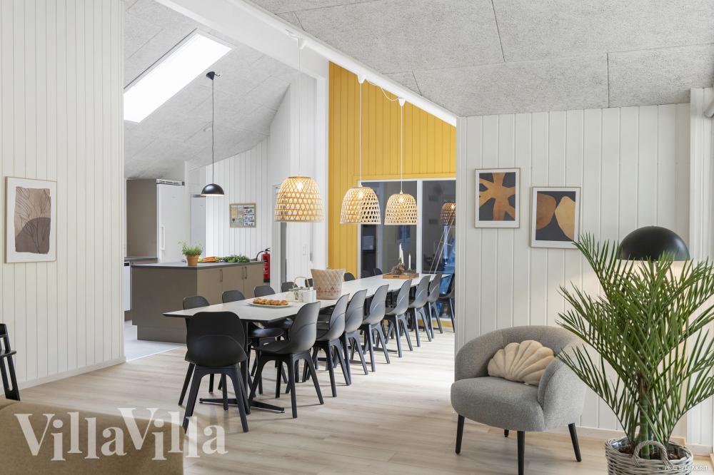 Det stora ljusa vardagsrummet i lyxstuga nr 832 för 18.
