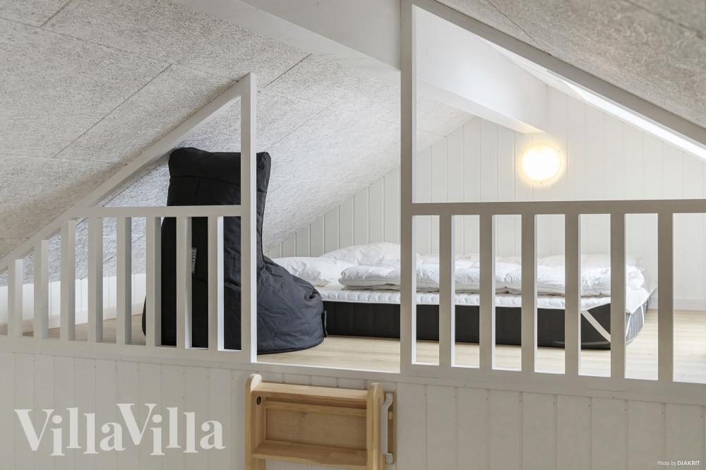 Några av de 18 sovplatserna finns på loftet i lyxstuga nr 832