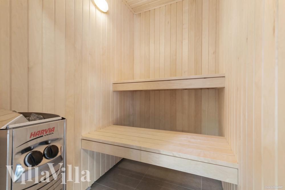 Njut av bastuvärmen i lyxstuga nr 832 för 18 personer