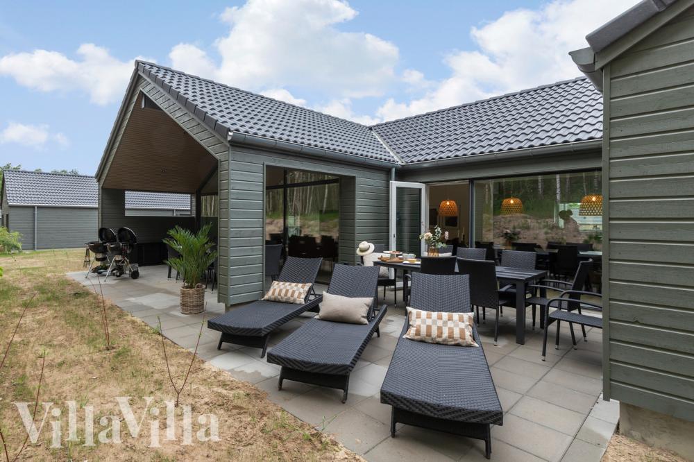 Njut av en grillkväll på terrassen i lyxstuga nr 832 i Østjylland