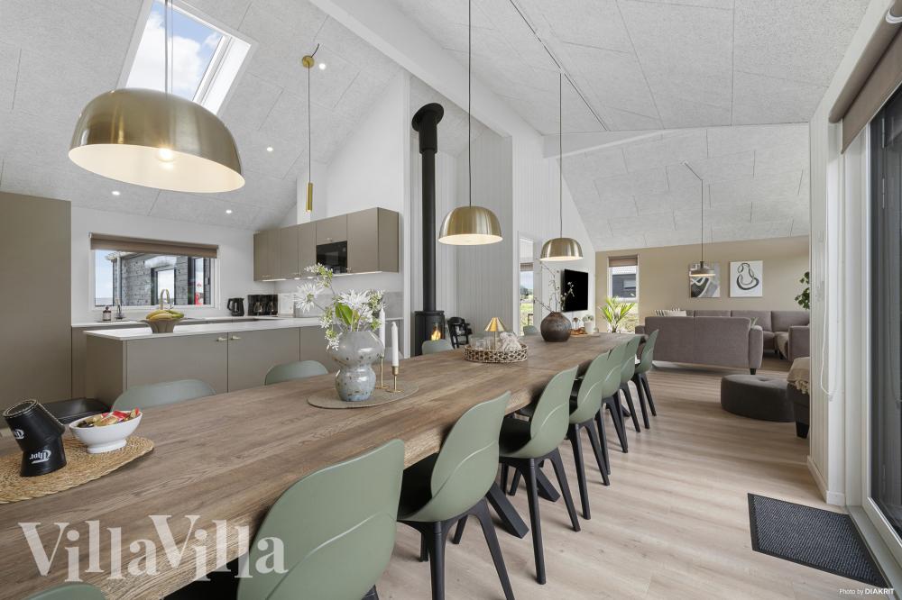 Det stora ljusa vardagsrummet i lyxstuga nr 915 för 16.