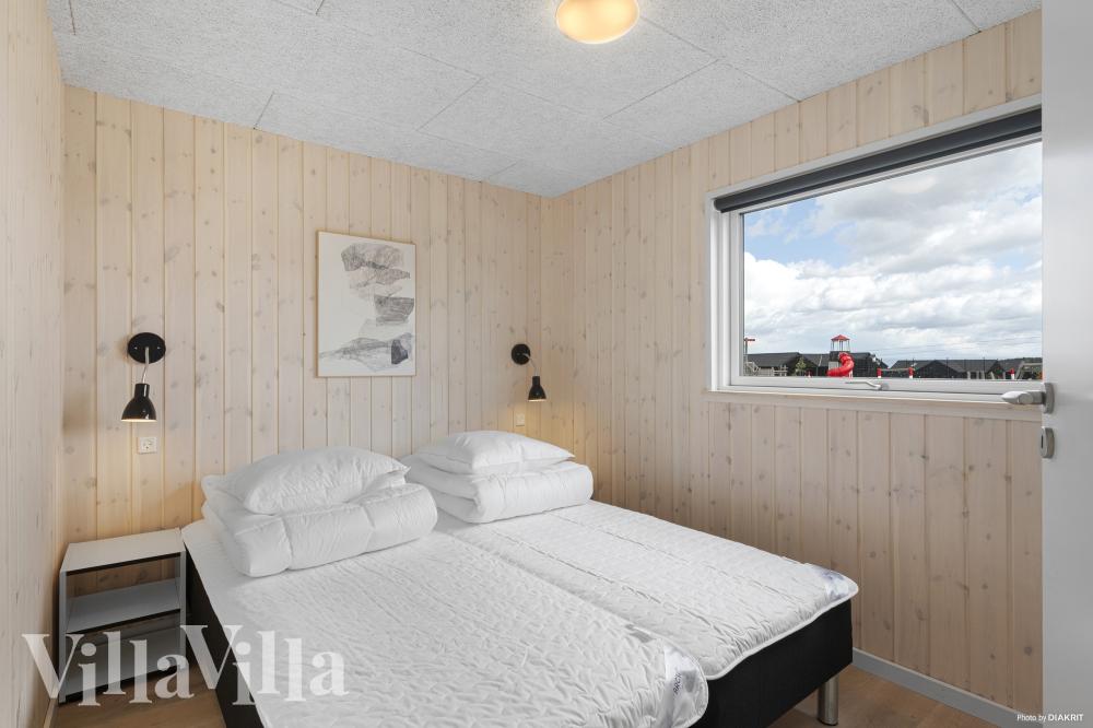Ett av de 6 utmärkta sovrummen i lyxstuga nr 915 i Fyn och öar.