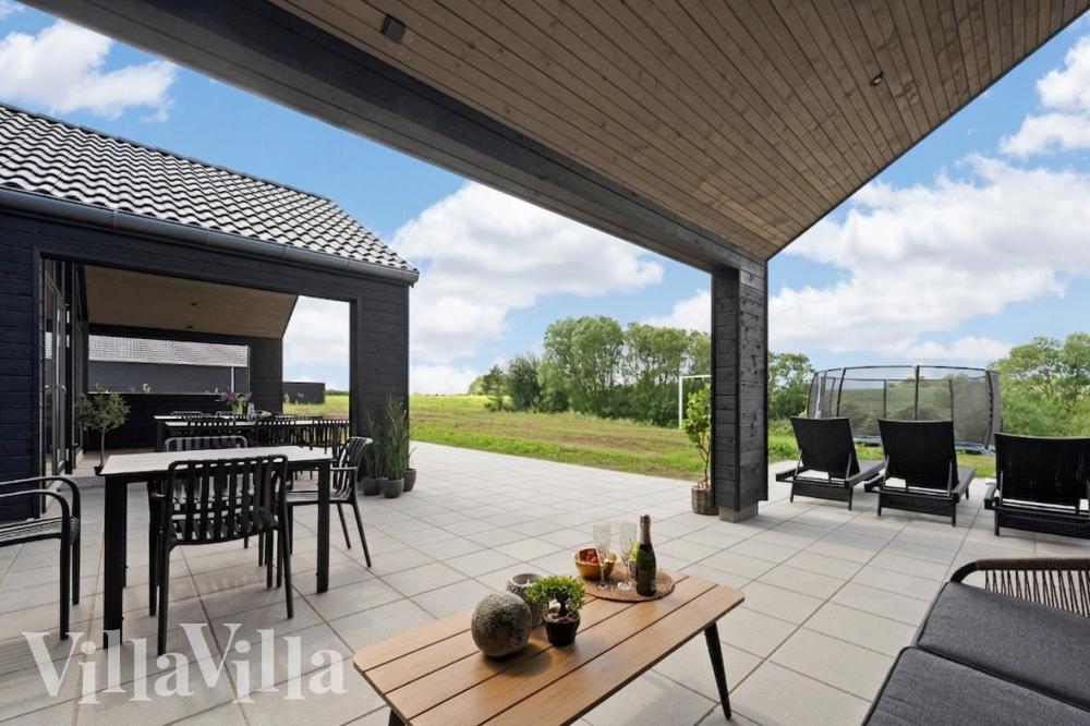 Njut av en grillkväll på terrassen i lyxstuga nr 915 i Fyn och öar