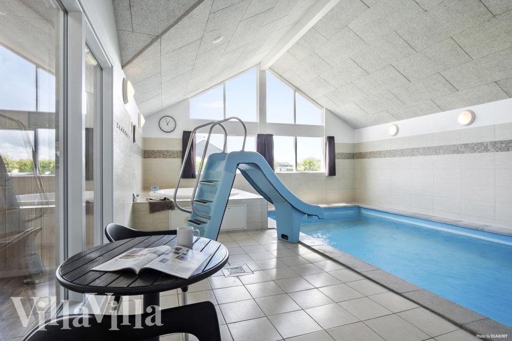 Sommarstuga 315 är inredd med en smakfull poolavdelning som har vattenrutschbana, ett stort inbyggt spapad och bastu