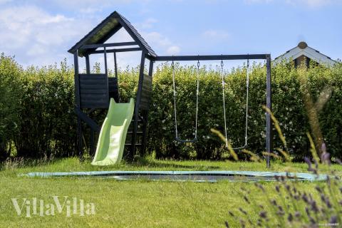Till den trevliga sommarstugan nr 315 i Fyn och öar erbjuds en mängd utomhusaktiviteter, t.ex. lektorn och gungor