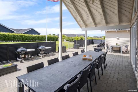 Njut av en grillkväll på terrassen i lyxstuga nr 315 i Fyn och öar