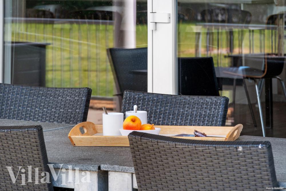 På terrassen i sommarhus nr 315 finns det plats för upp till 18 gäster.