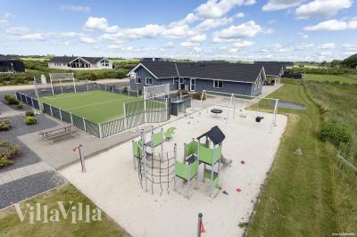 Den praktfulla poolstugan nr 429 med plats för 30 personer ligger i Limfjorden