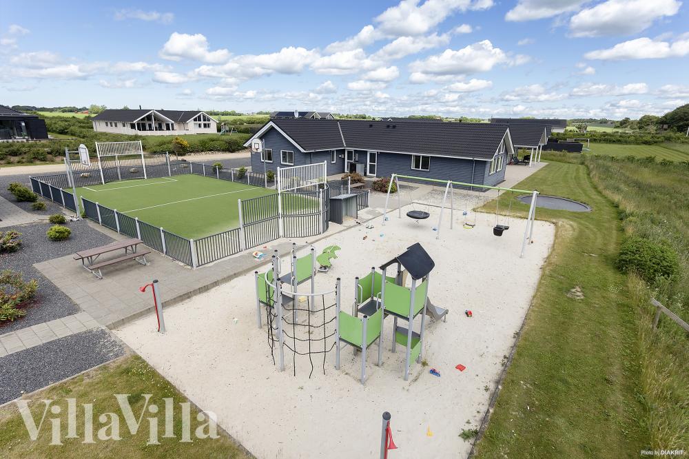 Den praktfulla poolstugan nr 429 med plats för 30 personer ligger i Limfjorden