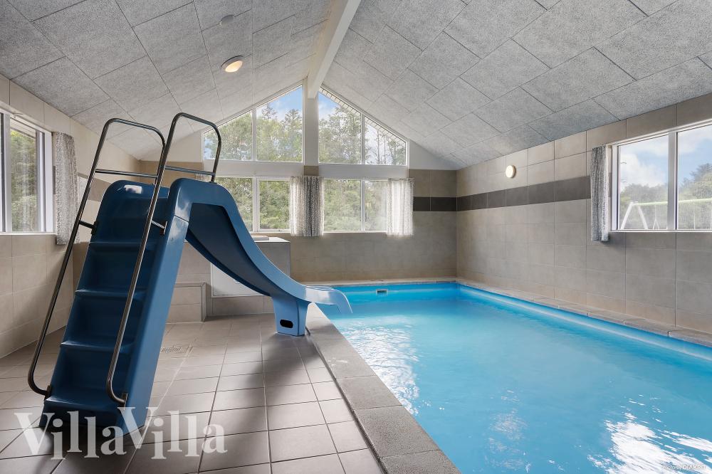 Sommarstuga 429 är inredd med en smakfull poolavdelning som har vattenrutschbana, ett stort inbyggt spapad och bastu