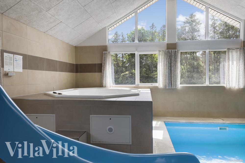 Njut av spabadets värme i lyxstuga nr 429 i Limfjorden