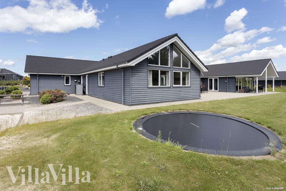 Till den trevliga sommarstugan nr 429 i Limfjorden erbjuds en mängd utomhusaktiviteter, t.ex. lektorn och gungor