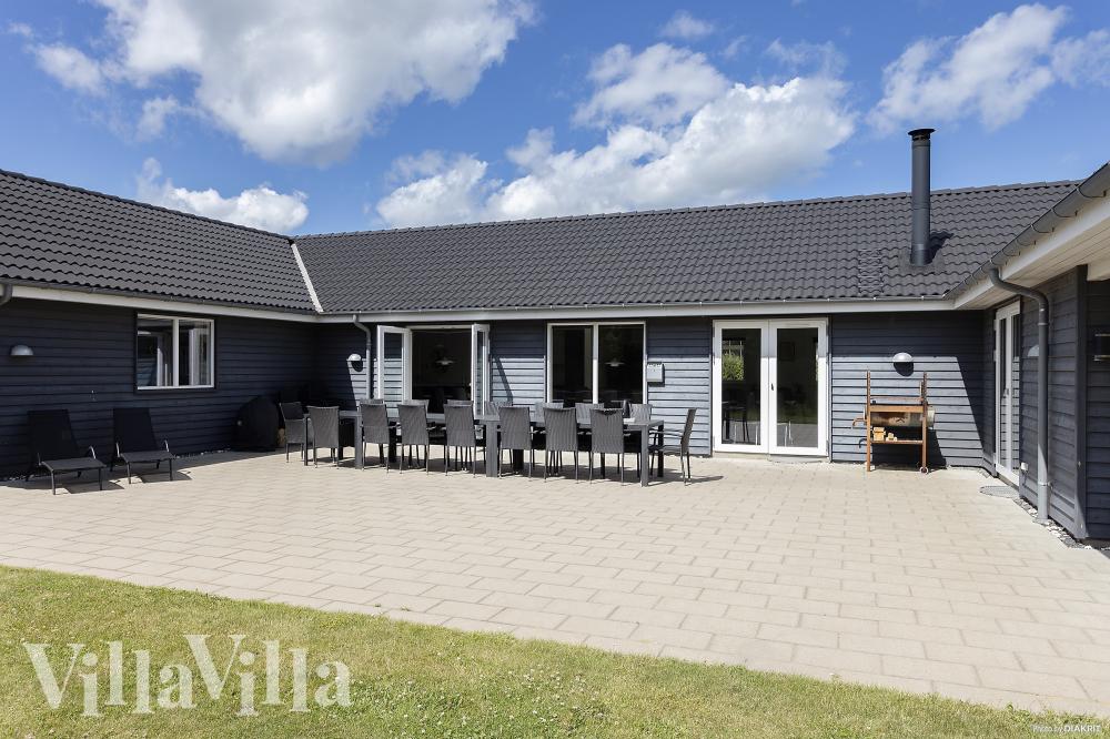 Njut av en grillkväll på terrassen i lyxstuga nr 429 i Limfjorden