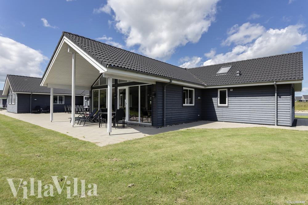 På terrassen i sommarhus nr 429 finns det plats för upp till 30 gäster.