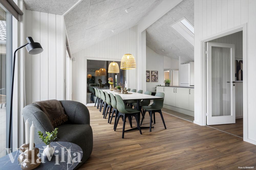 Det stora ljusa vardagsrummet i lyxstuga nr 930 för 14.