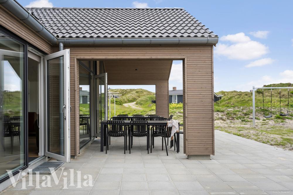 Njut av en grillkväll på terrassen i lyxstuga nr 930 i Vestjylland