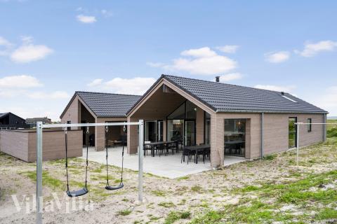Den praktfulla poolstugan nr 930 med plats för 14 personer ligger i Vestjylland