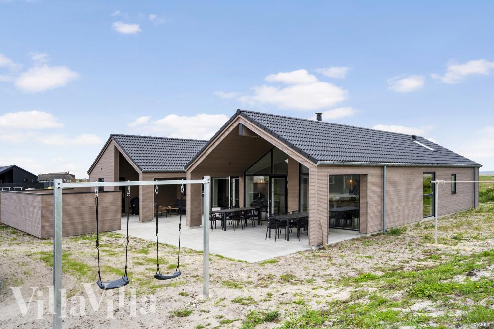 Den praktfulla poolstugan nr 930 med plats för 14 personer ligger i Vestjylland