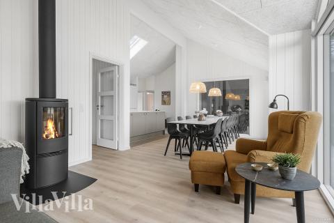 Det stora ljusa vardagsrummet i lyxstuga nr 929 för 14.