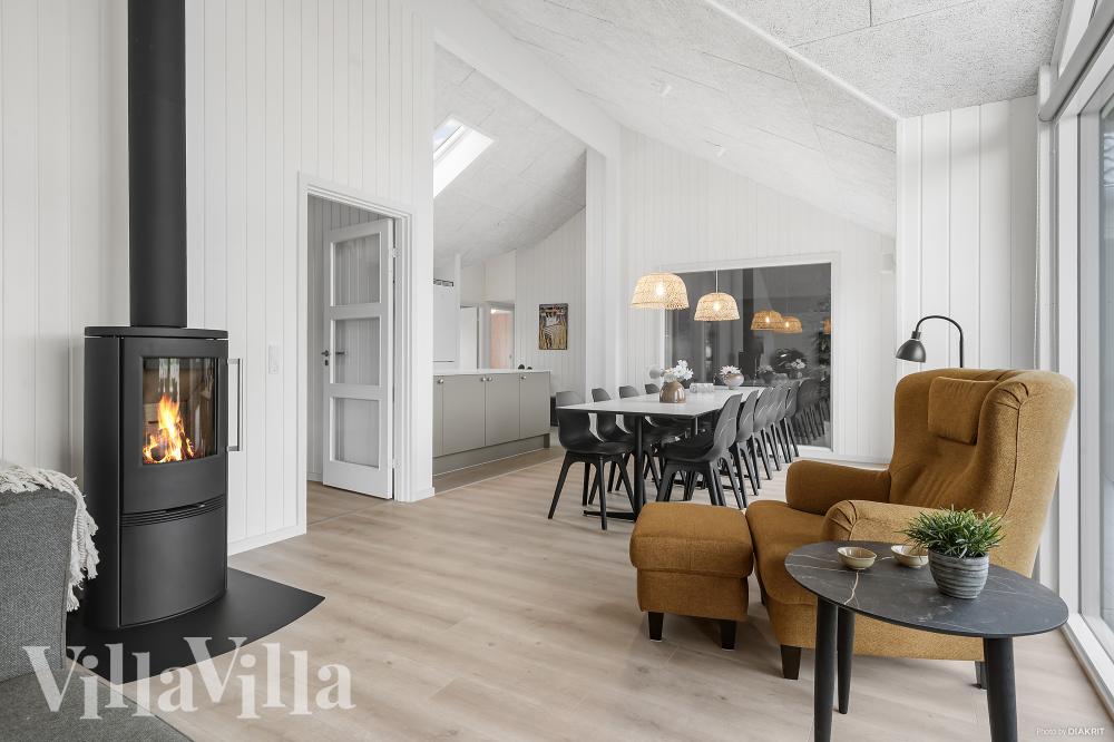 Det stora ljusa vardagsrummet i lyxstuga nr 929 för 14.