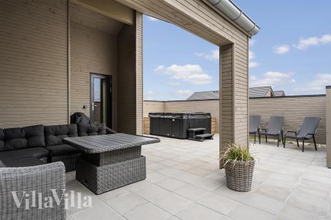 Njut av en grillkväll på terrassen i lyxstuga nr 929 i Vestjylland