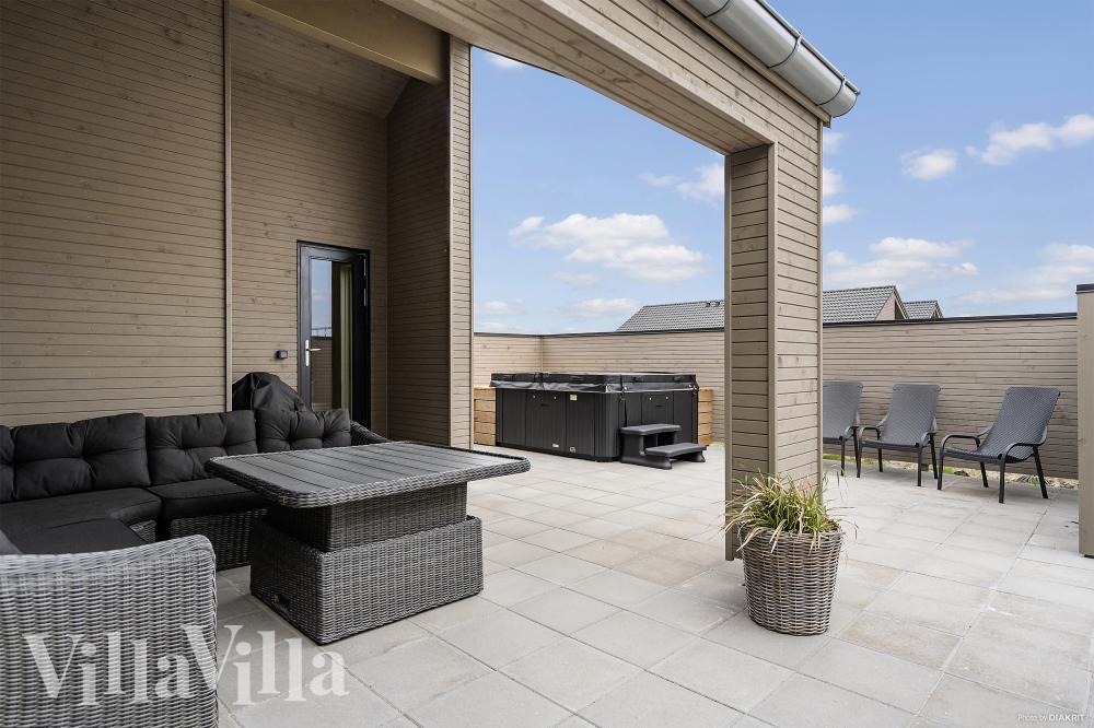 Njut av en grillkväll på terrassen i lyxstuga nr 929 i Vestjylland
