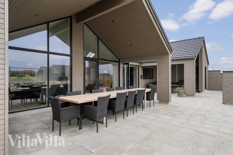 På terrassen i sommarhus nr 929 finns det plats för upp till 14 gäster.