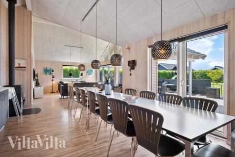 Det stora ljusa vardagsrummet i lyxstuga nr 315 för 18.