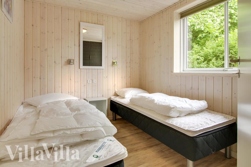 Ett av de 7 utmärkta sovrummen i lyxstuga nr 355 i Fyn och öar.