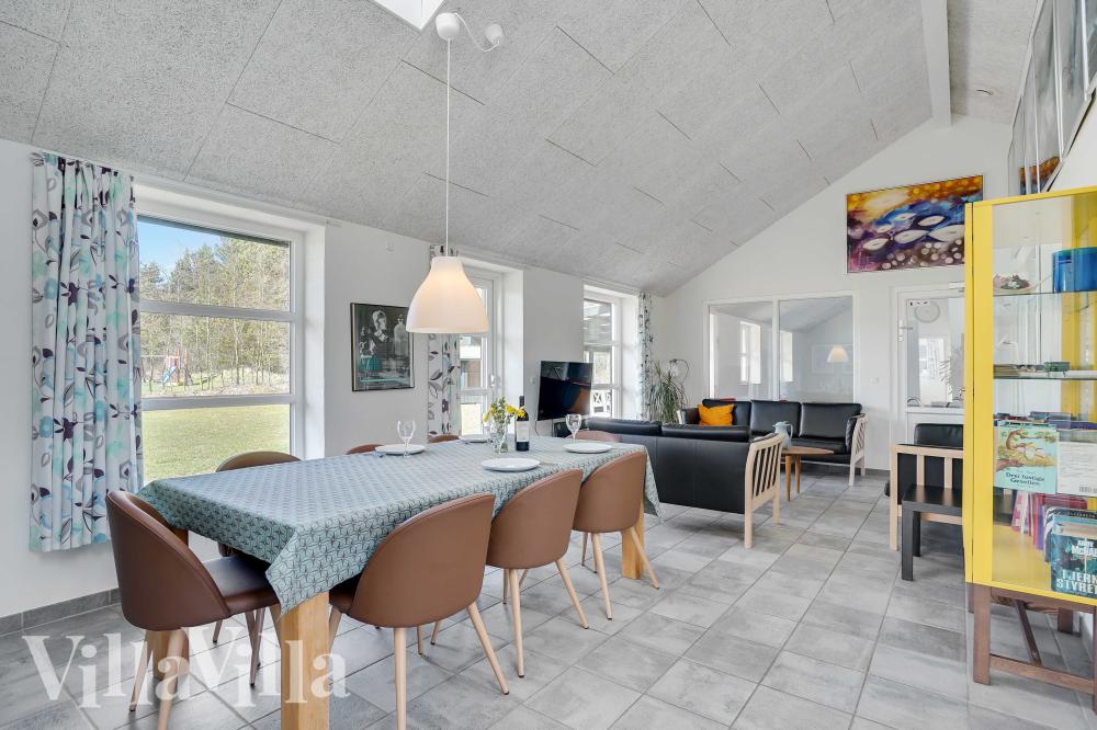 Vardagsrummet i lyxstuga nr. 983 har plats för 8 personer.