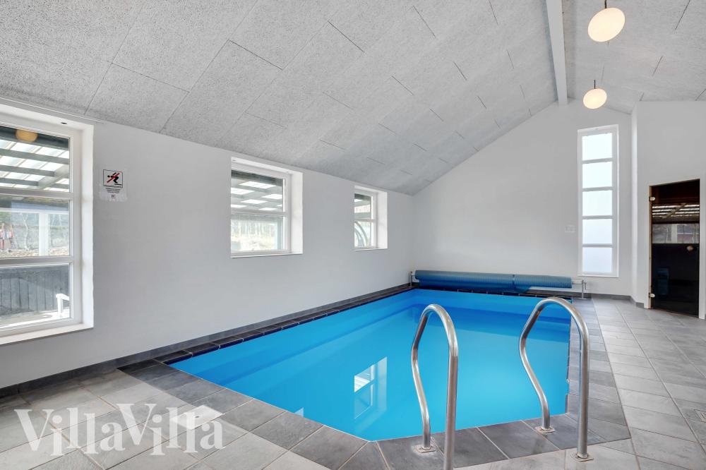 Den härliga poolen i lyxstuga nr 983 för 8 personer