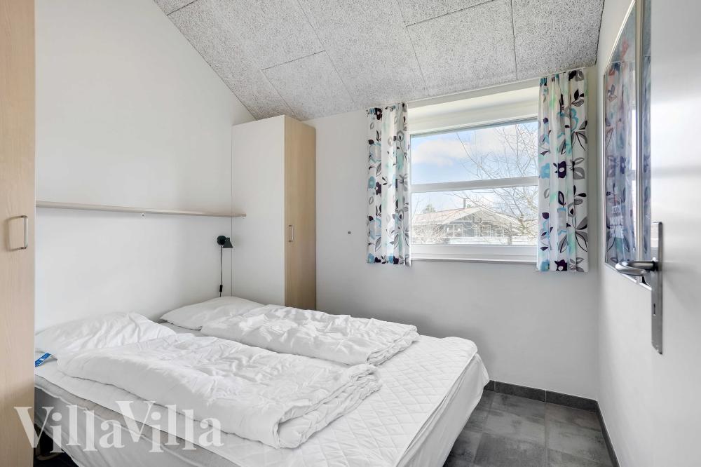Ett av de 4 utmärkta sovrummen i lyxstuga nr 983 i Vestjylland.
