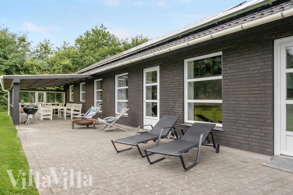 Njut av en grillkväll på terrassen i lyxstuga nr 983 i Vestjylland