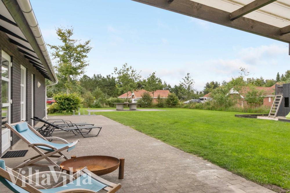 Stor terrass i lyxstuga nr 983 i Vestjylland.
