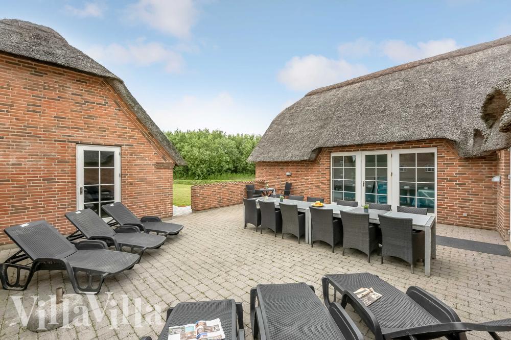 Njut av en grillkväll på terrassen i lyxstuga nr 982 i Vestjylland