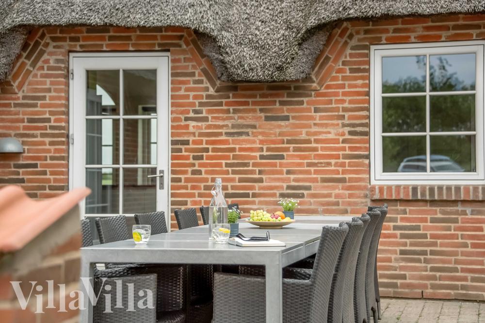 På terrassen i sommarhus nr 982 finns det plats för upp till 18 gäster.