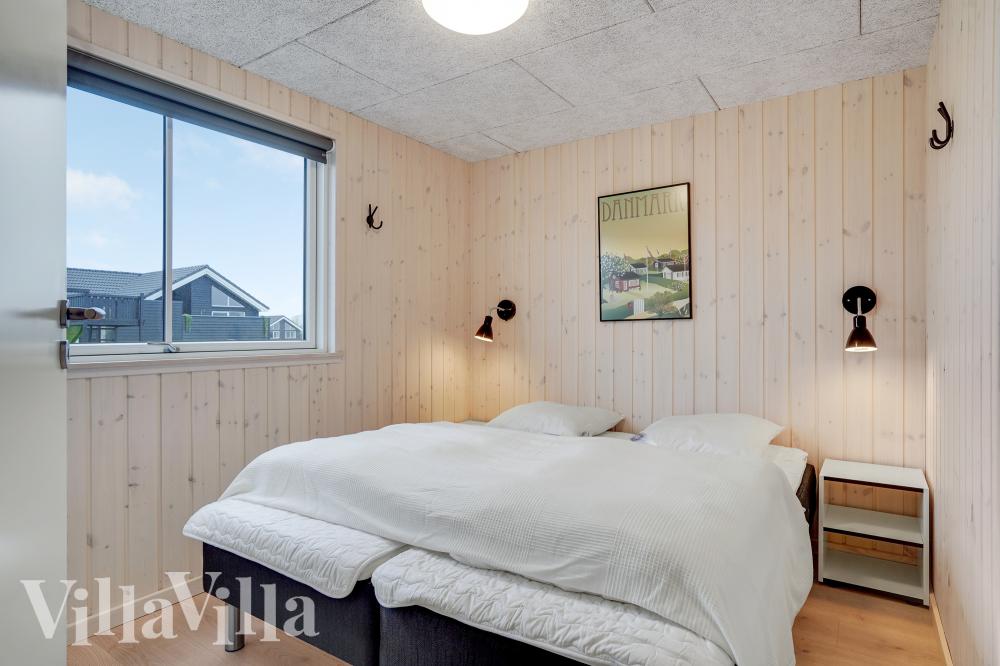 Ett av de 8 utmärkta sovrummen i lyxstuga nr 973 i Bornholm.
