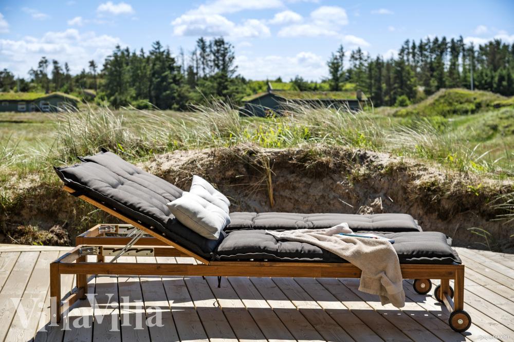 Lyxstuga nr 986 har en härlig terrass med sköna trädgårdsmöbler för 12 personer.