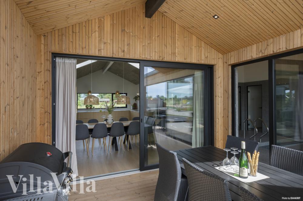 Njut av en grillkväll på terrassen i lyxstuga nr 975 i Fyn och öar
