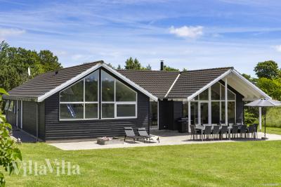 Den praktfulla poolstugan nr 274 med plats för 16 personer ligger i Nordsjälland