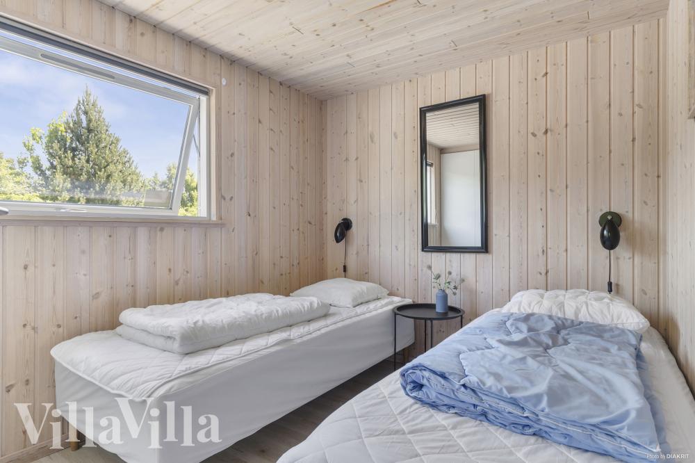 Ett av de 6 utmärkta sovrummen i lyxstuga nr 274 i Nordsjälland.