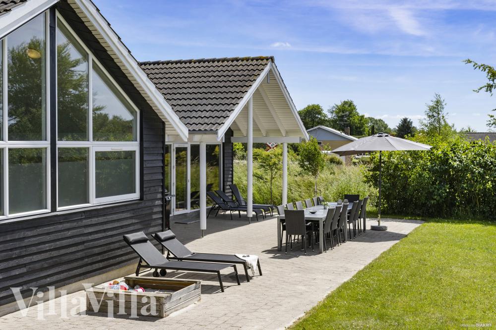 Lyxstuga nr 274 har en härlig terrass med sköna trädgårdsmöbler för 16 personer.