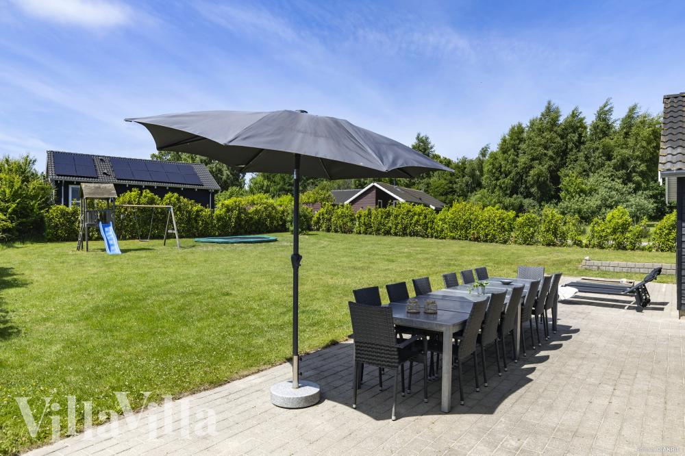 Njut av en grillkväll på terrassen i lyxstuga nr 274 i Nordsjälland